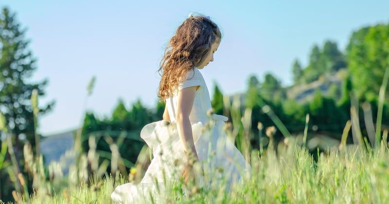 Les robes midi s'imposent ce printemps : voici comment les porter avec style